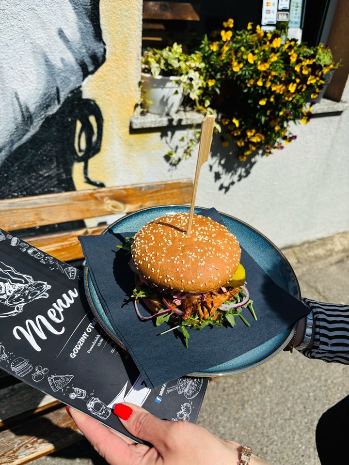 Kuznia Smakow - Jawor - burger szarpany z wieprzowiny