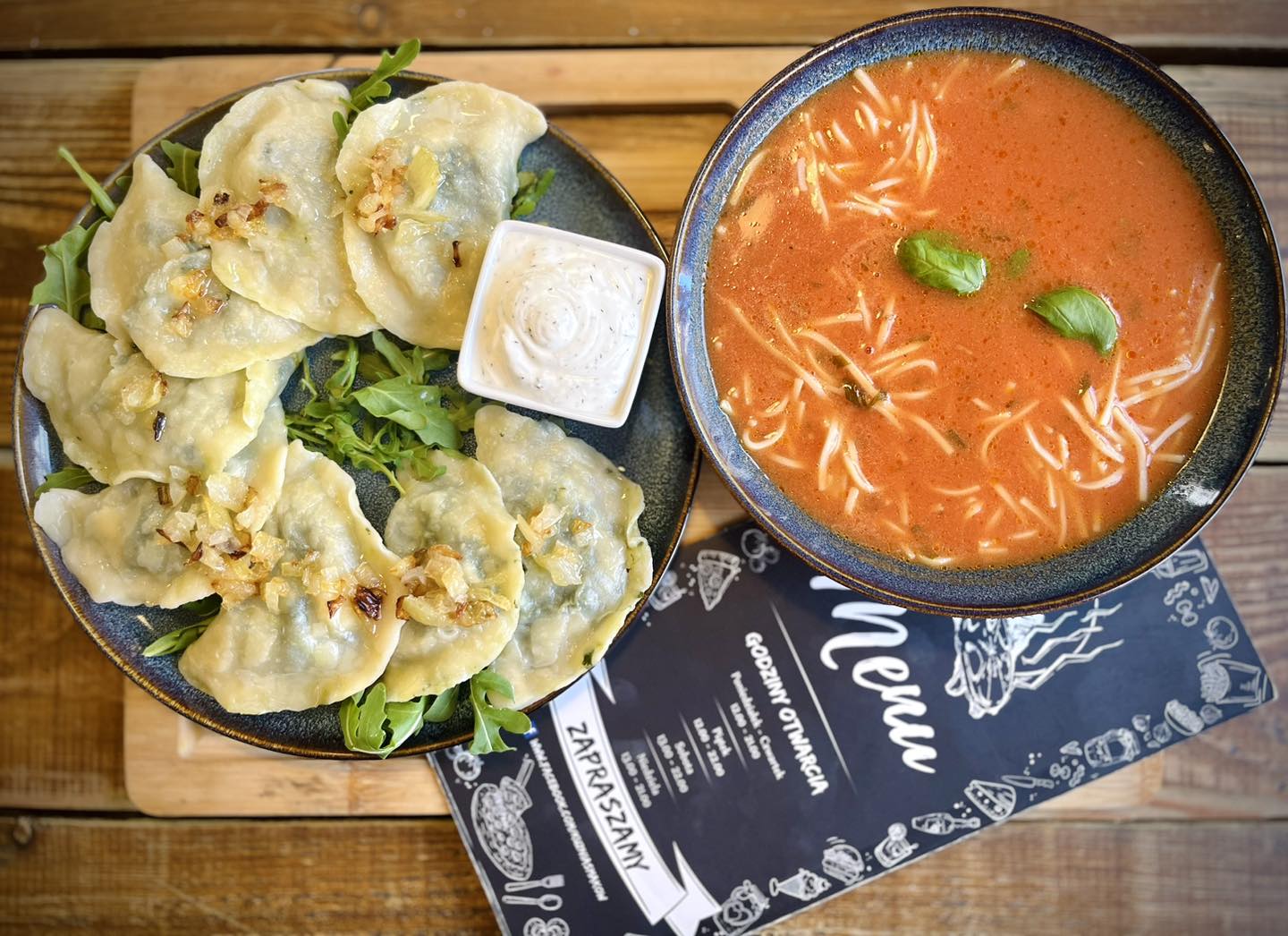 Kuznia Smakow - Jawor - zupa pomidorowa oraz pierogi ze szpinakiem i sosem czosnkowym